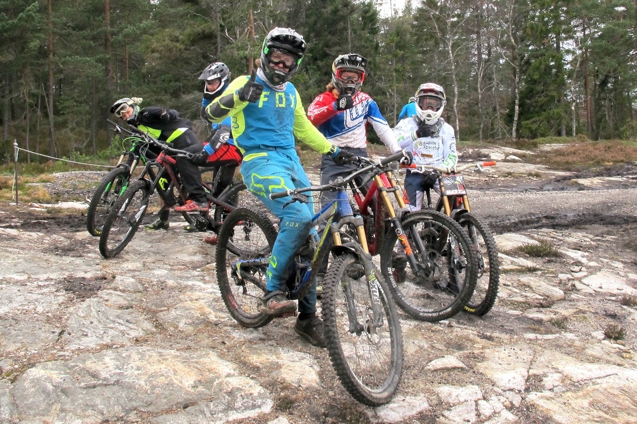 Sindre Rustan (til venstre) var nær ved å slå Brage Vestavik (midten) i Kampen om Kjerringa i fjor. Dessuten er det flere lokale ryttere som puster proffen i nakken. Til helga er det nye sjanser i årets utgave av utforklassikeren i Kjerringåsen sykkelspark. Foto: Petter Wilhelmsen Sindre Rustan (til venstre) var nær ved å slå Brage Vestavik (midten) i Kampen om Kjerringa i fjor. Dessuten er det flere lokale ryttere som puster proffen i nakken. Til helga er det nye sjanser i årets utgave av utforklassikeren i Kjerringåsen sykkelspark. Foto: Petter Wilhelmsen