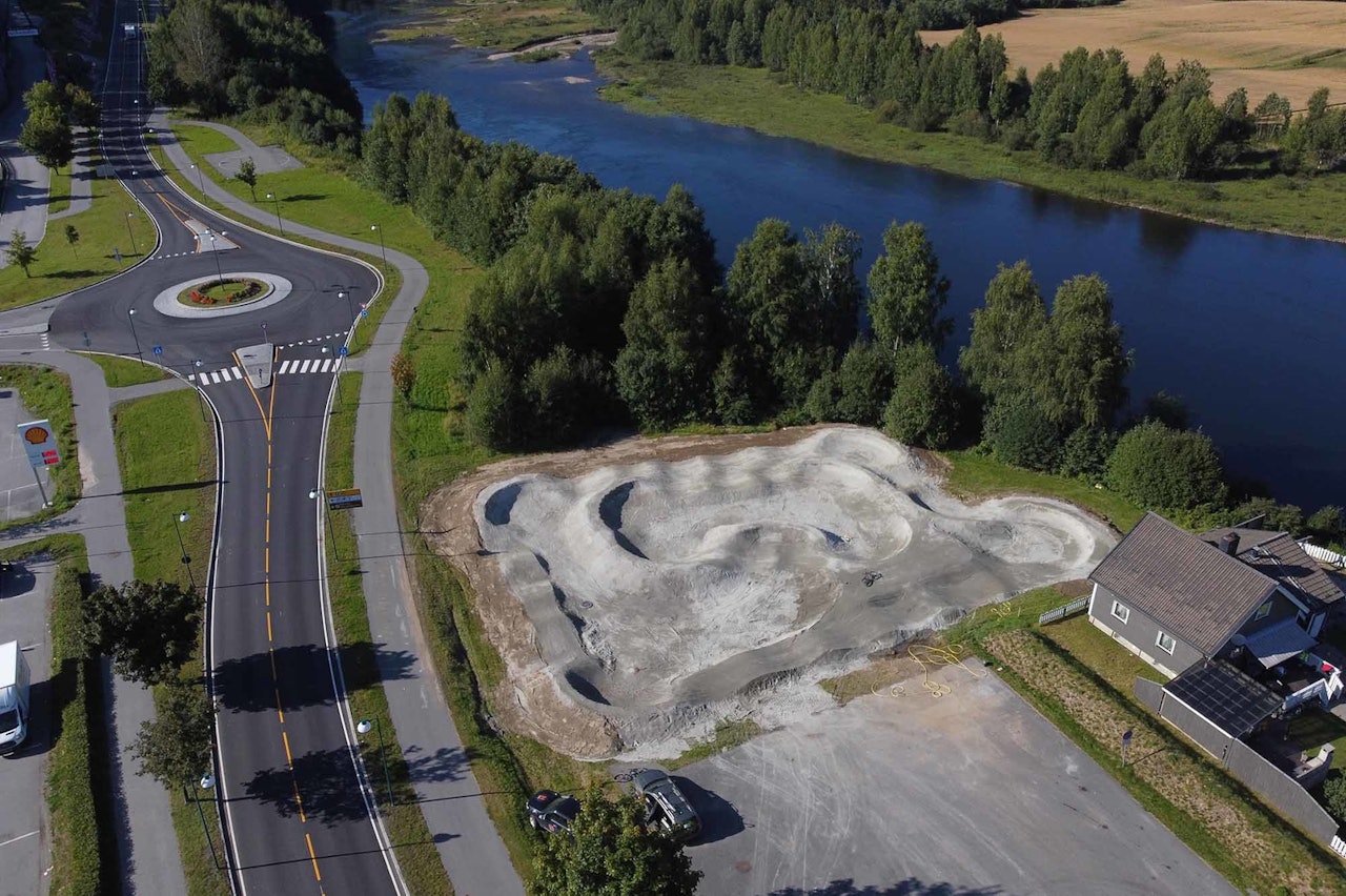BYGGEARBEID: Pumptracken på Flå ligger sentralt, og står snart ferdig. Foto: Knut Lønnqvist, Trailhead Nesbyen. pumptrack flå hallingdal