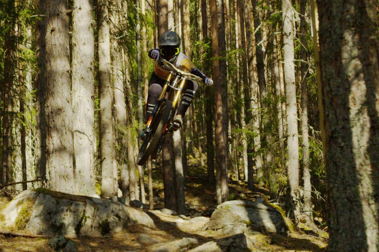 DRAR PÅ: Mille Johnset dra på med utforsykkelen. Foto: Vegard Breie mille johnset dedikasjon sykkelfilm utfor utforsykling