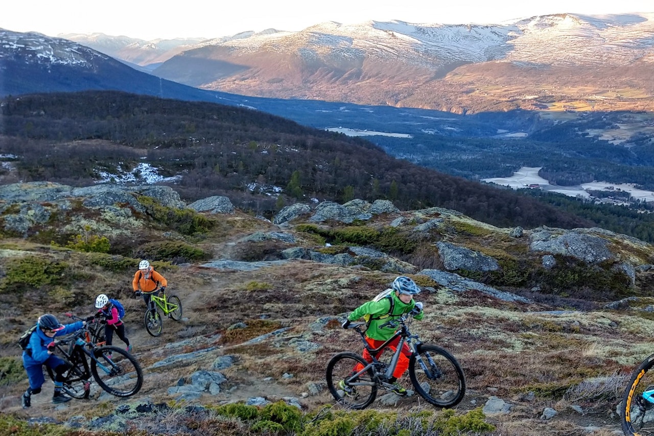 I påvente av vinteren nyter stisyklistene strøkne forhold med barfrost mange steder i landet. Foto: Geir Plassen