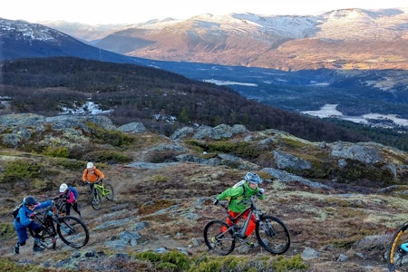 I påvente av vinteren nyter stisyklistene strøkne forhold med barfrost mange steder i landet. Foto: Geir Plassen
