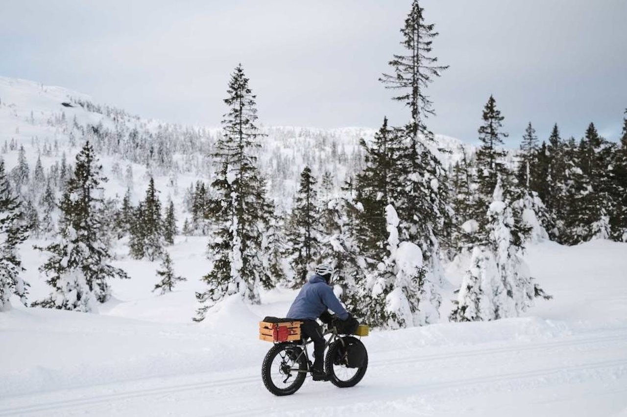OVERNATTING MED SYKKEL: Mikkel Soya Bølstad lar ikke litt snø og kulde stoppe eventyrlysten. Foto: Mikkel Soya Bølstad bikepacking overnatting vinter sykkel