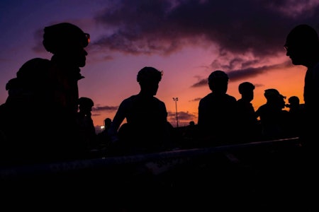 Roc Marathon startet før sola hadde stått opp. – Det var en veldig spesiell opplevelse å varme opp i bekmørket, sier Ole Hem, som debuterte i det 84 kilometer lange UCI-rittet i Frankrike. Foto: Roc d’Azur 