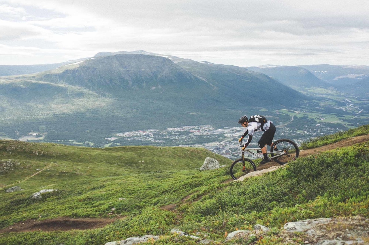 MED UTSIKT: Oppdal har mye variert terreng for stisykling. Her setter en av deltakerne på Oppdal Sykkelfestival utfor toppen av Hovden. Foto: Kristoffer H. Kippernes oppdal sykkelfestival stisykling
