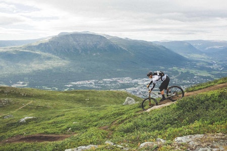 MED UTSIKT: Oppdal har mye variert terreng for stisykling. Her setter en av deltakerne på Oppdal Sykkelfestival utfor toppen av Hovden. Foto: Kristoffer H. Kippernes oppdal sykkelfestival stisykling