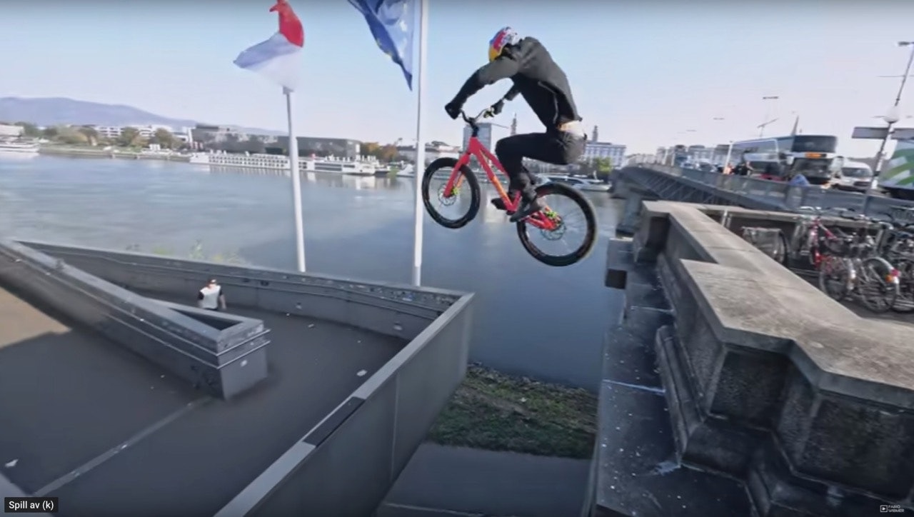 IKKE GJØR DETTE HJEMME: Fabio Wibmer bryter ikke bare trafikkregler i denne filmen, også Newtons lover blir utfordret.  fabio wibmer sykling film