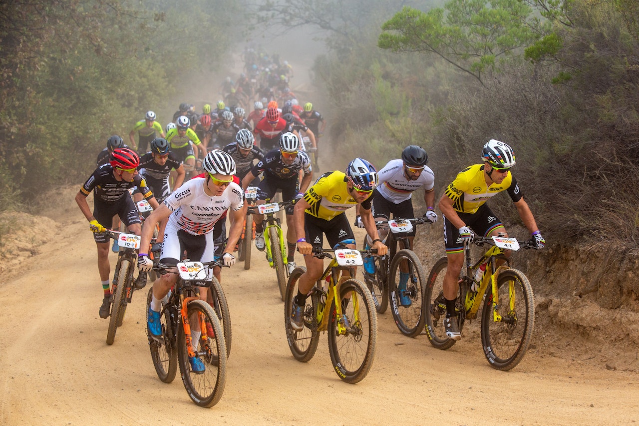 Petter Fagerhaug lå helt i front i starten av finaleetappen i Cape Epic, men fikk trøbbel med utstyret på slutten av rittet. Foto: Sam Clark/Cape Epic Petter Fagerhaug lå helt i front i starten av finaleetappen i Cape Epic, men fikk trøbbel med utstyret på slutten av rittet. Foto: Sam Clark/Cape Epic