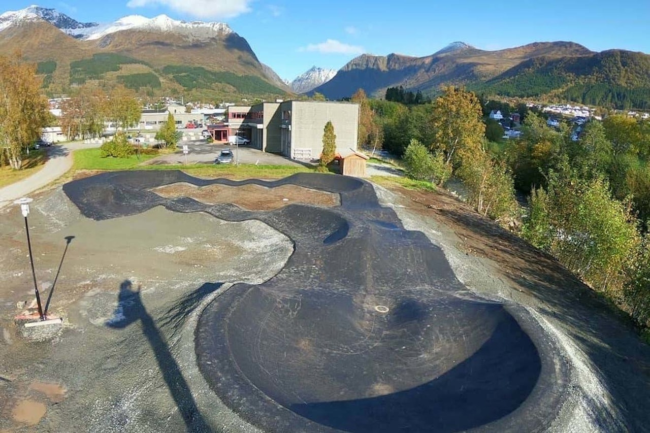 PUMPTRACK I ØRSTA: I Ørsta ligger denne asfalterte pumptracken. Foto: Rekkje Stiutvikling pumptrack ørsta ørstahallen