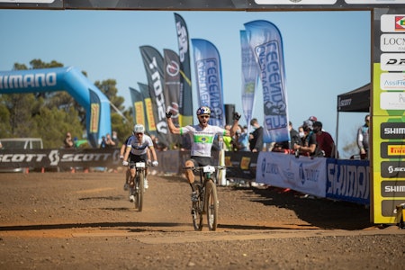SPURTSEIER: Henrique Avancini slo Nino Schurter i spurten på Elba.  Avancini slår Schurter i spurt