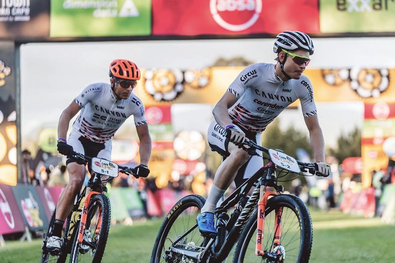 Dagens tempoetappe ble tøff kost for Kristian Hynek (til venstre) og Petter Fagerhaug. Foto: Ewald Sadie/Cape Epic Dagens tempoetappe ble tøff kost for Kristian Hynek (til venstre) og Petter Fagerhaug. Foto: Ewald Sadie/Cape Epic