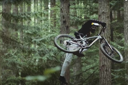 STIL-KONGEN: Brandon Semenuk er en av verdens beste når sykkelen skal opp i lufta. Foto: Skjermdump brandon semenuk