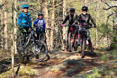 SOMMERLIG: Det er strøkne fordhold for stisykling i Arendalsområdet nå i påska, melder Herja-jentene fra Åsbieskogen på Skjærtorsdag. Fra venstre: Lene Pettersen, Lise Pettersen, Marna Omre og Linda Lønmo. Foto: Jon Terje Svendsen  stisykling i Arendalsområdet i påska