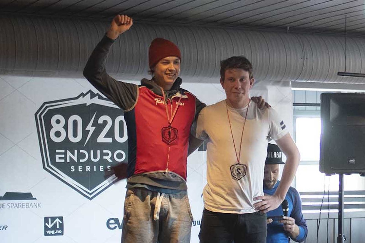 Jens Bergmann (til venstre) vant sitt første enduroritt med seieren i Trysil Enduro under 80/20-finalen, mens Andreas Aalby kom på andreplass. Foto: Kristoffer Kippernes 