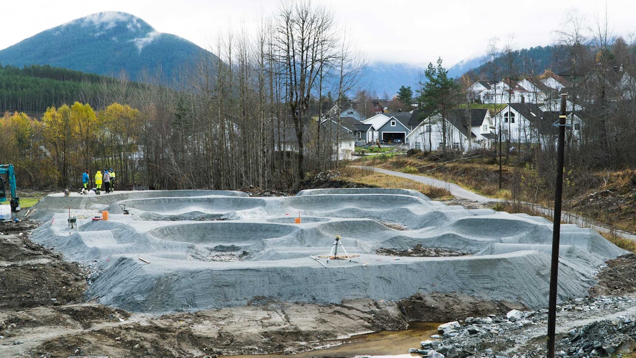 FREMTIDEN: Her på pumptracken i Kaupanger skal de lokale ungdommene og de ikke fult så unge menneskene tilbringe ettermiddagene og kveldene i fremtiden. FREMTIDEN: Her på pumptracken i Kaupanger skal de lokale ungdommene og de ikke fult så unge menneskene tilbringe ettermiddagene og kveldene i fremtiden.