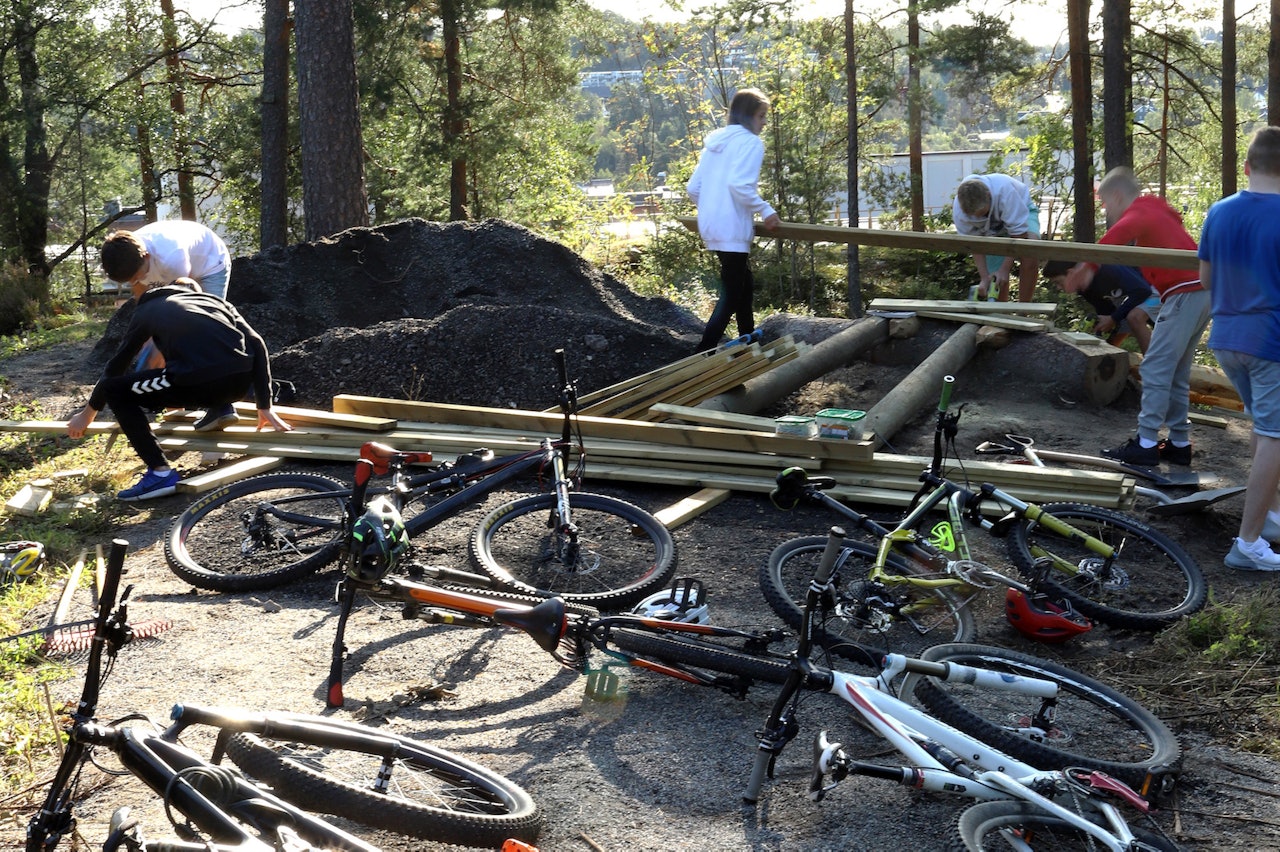 Arbeidsiveren til stibyggerne ved Ingieråsen ungdomsskole har resultert i at skolen snart har en fullblods sykkelpark. Foto: Cato Symrebu Arbeidsiveren til stibyggerne ved Ingieråsen ungdomsskole har resultert i at skolen snart har en fullblods sykkelpark. Foto: Cato Symrebu