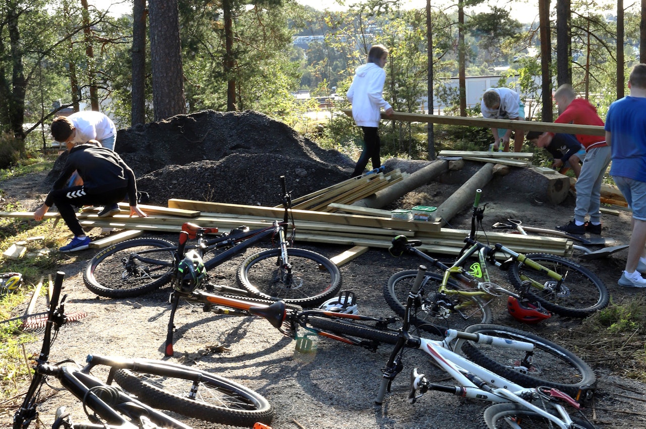 Arbeidsiveren til stibyggerne ved Ingieråsen ungdomsskole har resultert i at skolen snart har en fullblods sykkelpark. Foto: Cato Symrebu