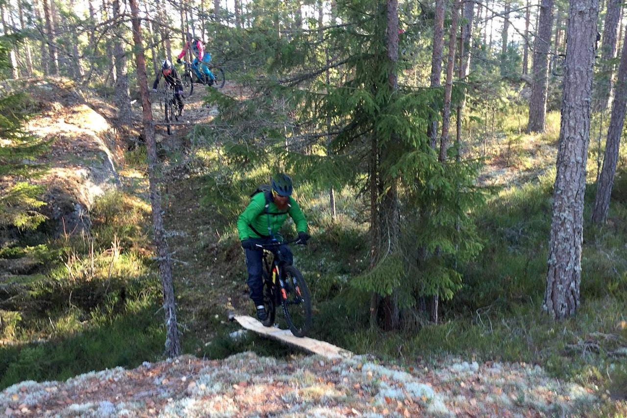 I løpet av fellesturen fikk rytterne testet kloppingen som SIL Sørmarka Stisykkelklubb har syslet med i løpet av sesongen. Foto: Trond Dyrnes