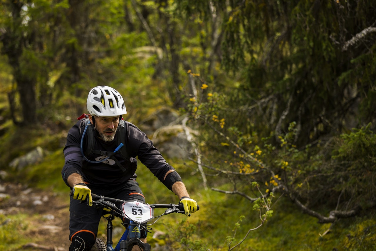 SELV AKTIV: NOTS-lederen Lars Thomte har selv testet enduro, her fra Nesfjella enduro 2018. Foto: Snorre Veggan