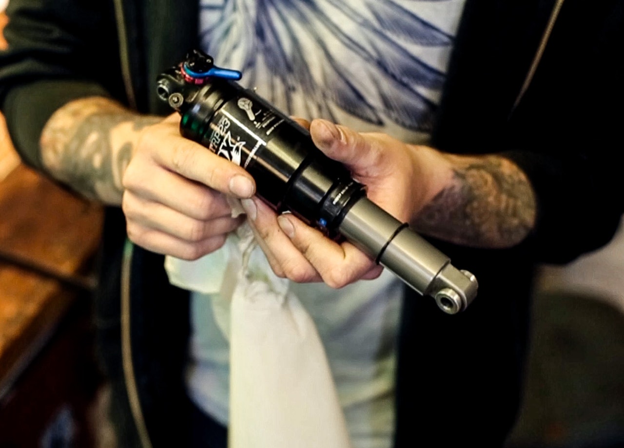 DEMPERSERVICE: Hvis du skaffer deg service-kittet med olje og nye pakninger, tar du greit service på bakdemperen selv. Bilde: Christian Nerdrum service bakdemper terrengsykkel stisykkel endurosykkel fox