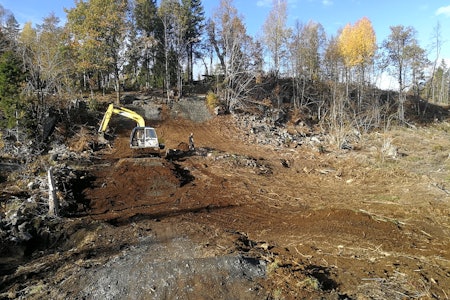 Tungvekteren har jobbet med det nye parkanlegget hele høsten, og snart er to hovedlinjer med hopp og dropp og tabletops klare. Foto: Steinar Ytrehus Tungvekteren har jobbet med det nye parkanlegget hele høsten, og snart er to hovedlinjer med hopp og dropp og tabletops klare. Foto: Steinar Ytrehus