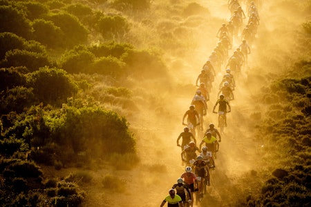 Andre etappe i Cape Epic bød på 2250 høydemeter fordelt på ni mil med teknisk, bråkupert terreng. Foto: Greg Beadle