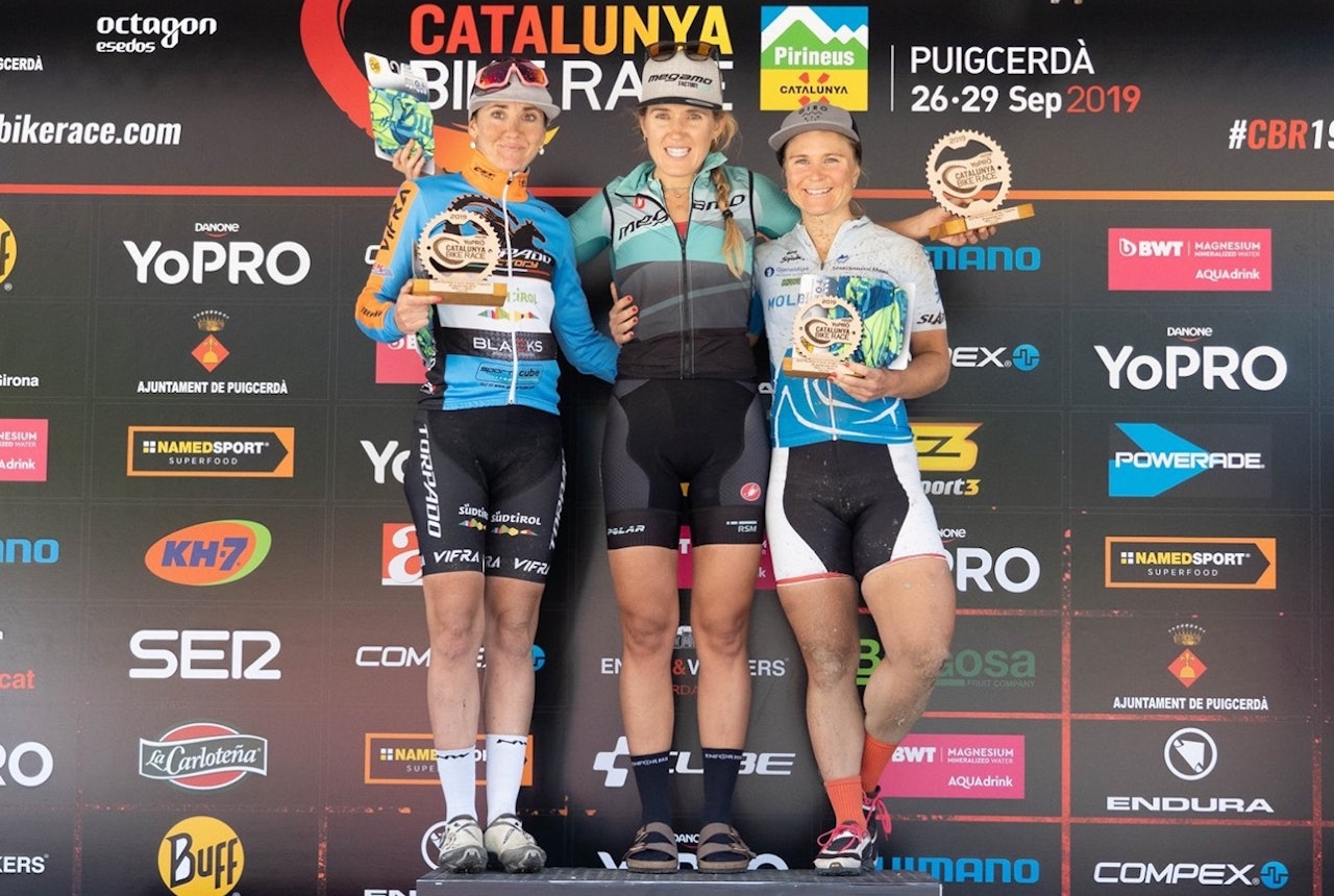 Hildegunn Gjertrud Hovdenak (til  høyre) kom på tredjeplass sammenlagt i Catalunya Bike Race i Spania sist helg. Foto: Catalunya Bike Race