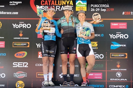 Hildegunn Gjertrud Hovdenak (til  høyre) kom på tredjeplass sammenlagt i Catalunya Bike Race i Spania sist helg. Foto: Catalunya Bike Race