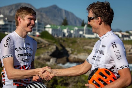 Petter Fagerhaug (til venstre) sykler Cape Epic sammen med veteranen Kristian Hynek, som vant rittet i 2014. Foto; Canyon
