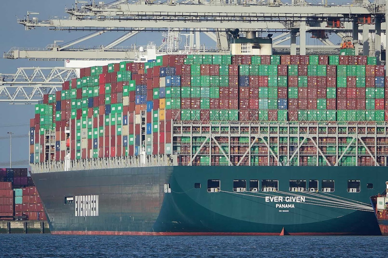 STÅR FAST: Dette skipet står fast i Suez-kanalen og blokkerer all trafikk - om bord er også sykler. Foto: kees torn - EVER GIVEN, CC BY-SA 2.0, https://commons.wikimedia.org tankskip suez kanalen sykkel sykler