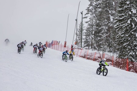 Magnus Slinger Sørli (med blå jakke i midten) tok seieren på Snowstock 2019 på oppløpet. Foto: Lars Rønaas