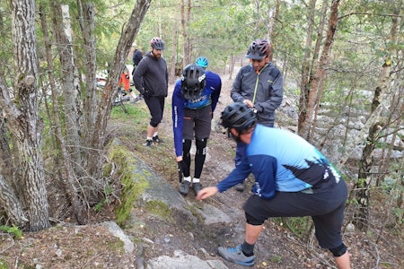 På endurokveldene til Gressvik IFs stisyklsiter er felles gjennomgang av stisegmenter for å finne idealspor og diskutere linjevalg sentrale deler av konseptet. Foto: Hanne Holmstrøm Karlsen stisykling fredrikstad gressvik gressvikmarka