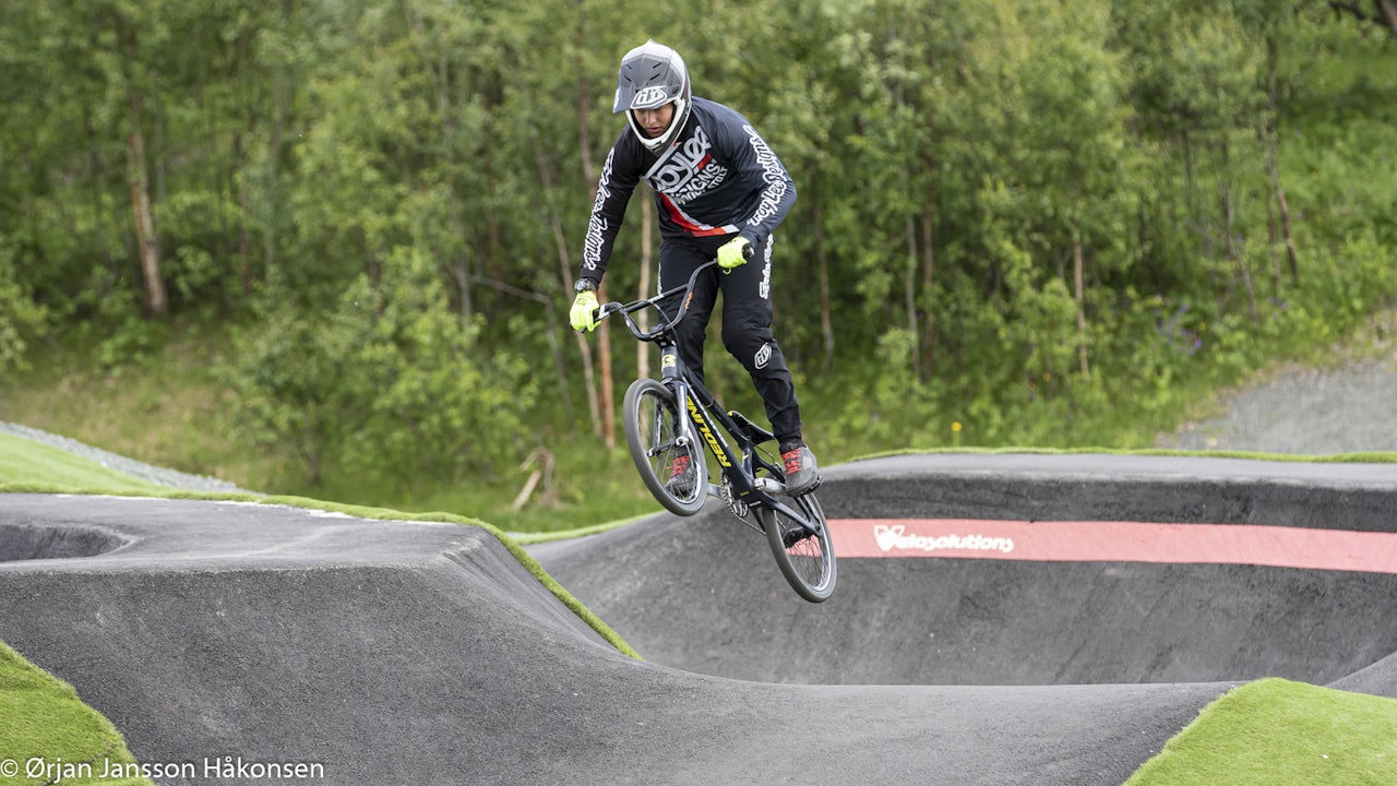 PUMPTRACK I VERDENSKLASSE: Sebastian Aslaksrud setter standarden i Harstad Sykkelpark, som står foran investeringer på flere titalls millioner kroner de nærmeste årene. Foto: Ørjan Jansson Håkonsen  pumptrack i harstad, pumtrack-vm