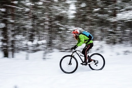 ET SPØRSMÅL OM INNSTILLING: Med nedsnødde vinterstier, lave temperaturer og glatt underlag kreves en og annen justering av sykkeloppsettet. Foto: Christian Nerdrum ET SPØRSMÅL OM INNSTILLING: Med nedsnødde vinterstier, lave temperaturer og glatt underlag kreves en og annen justering av sykkeloppsettet. Foto: Christian Nerdrum