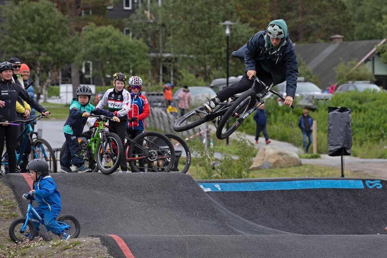SHOW: En pumptrackkonkurranse er meget publikumvennlig, da konkurransearenaen ikke er så alt for stor. Her er Kaos Seagrave i gang med sin runde. Foto: Kalle Hagglund pumptrackkonkurranse, hallingdal pumptrack