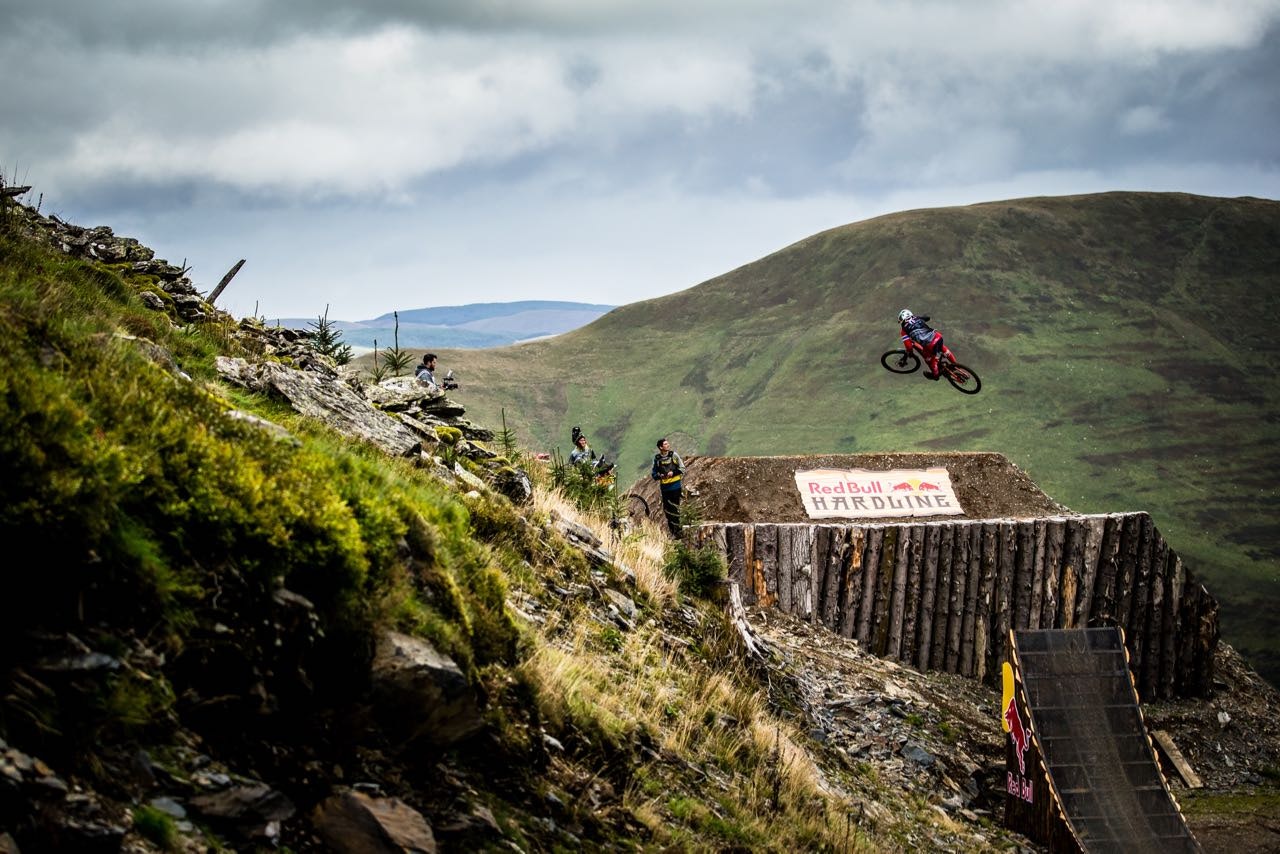 STORE HOPP: Brage Vestavik er bedre på store hopp enn de fleste. Foto: Boris Beyer/Red Bull brage vestavik red bull hardline