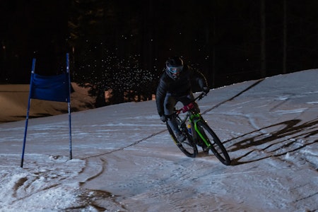 Magnus Slinger Sørli syklet med semi slick dekk og full kontroll. Foto: Morten Dodson