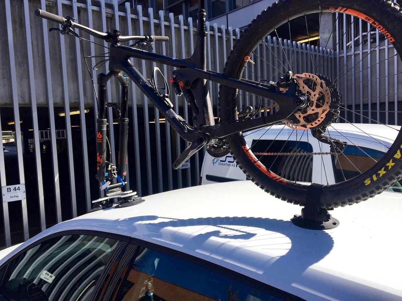 SUGD FAST: Seasuckers Talon-stativ holder sykkelen din godt fast på taket. Alle foto: Øyvind Aas