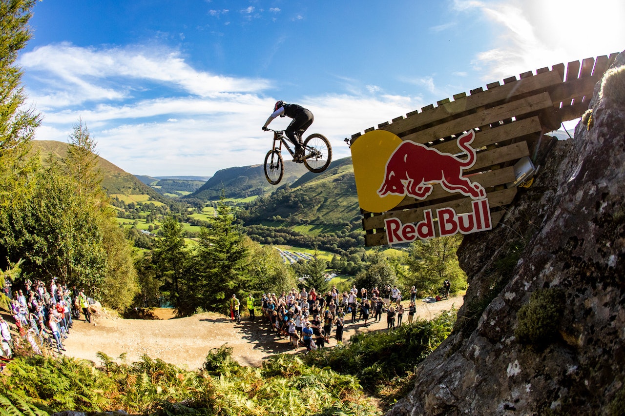 BRAGE VESTAVIK I HARDLINE: Hensikten med Red Bull Hardline in Wales er å flytte grenser. Slik at det vært siden starten, og årets utgave er ikke noe unntak. Foto: Red Bull Content Pool brage vestavik red bull hardline