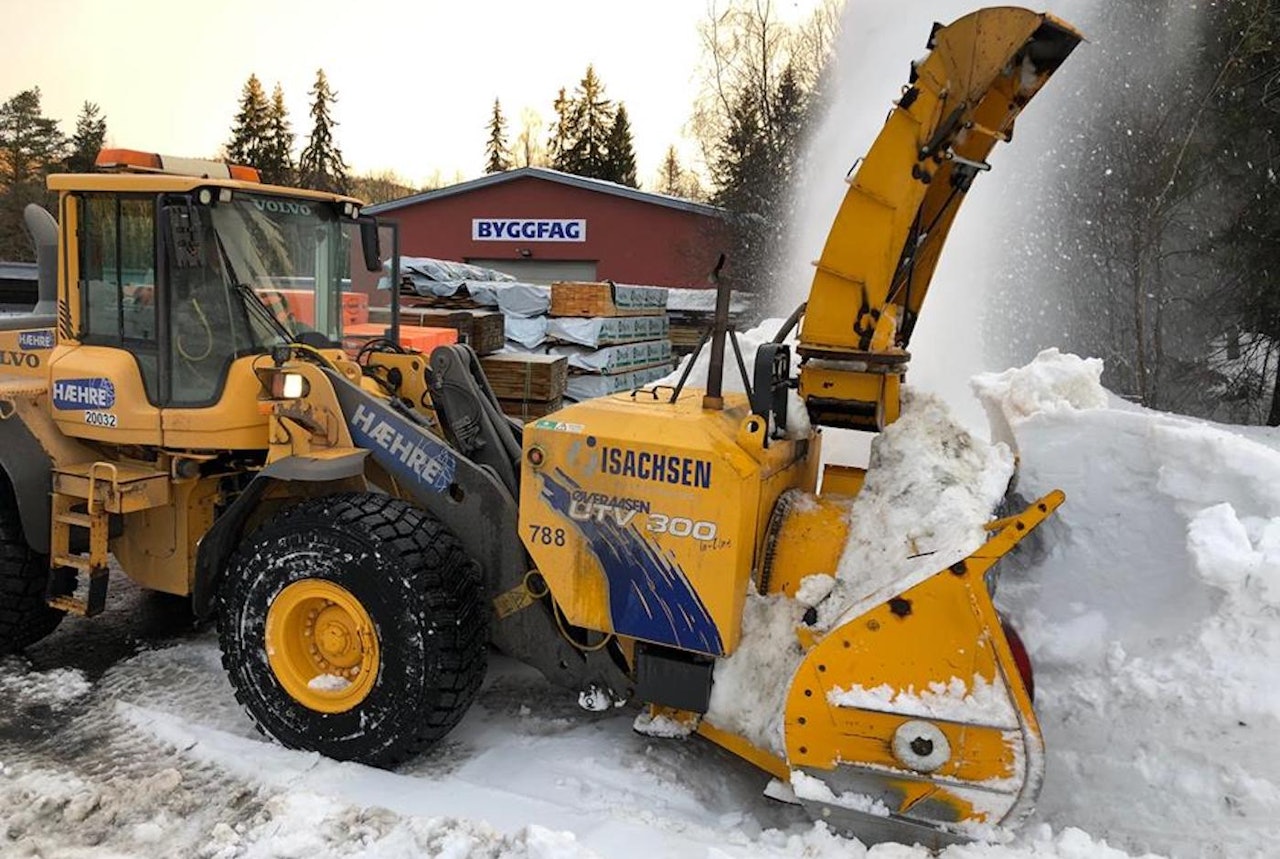 Det gjenstår vesentlig dugnad både med store maskiner og håndredskap før Fiskum-løypan er klar for Norgescupåpning. Foto: Fiskum IL Det gjenstår vesentlig dugnad både med store maskiner og håndredskap før Fiskum-løypan er klar for Norgescupåpning. Foto: Fiskum IL