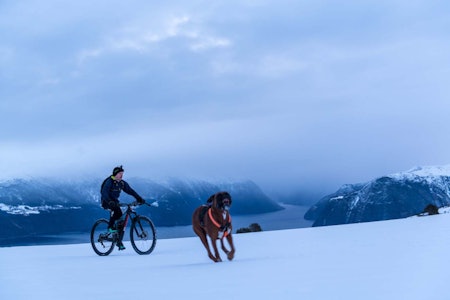 Fra Dregetuva skulle april-soloppgangen foreviges. Det ble ikke helt slik, men et eventyr likevel. Foto: Martin André Kristoffersen Fra Dregetuva skulle april-soloppgangen foreviges. Det ble ikke helt slik, men et eventyr likevel. Foto: Martin André Kristoffersen