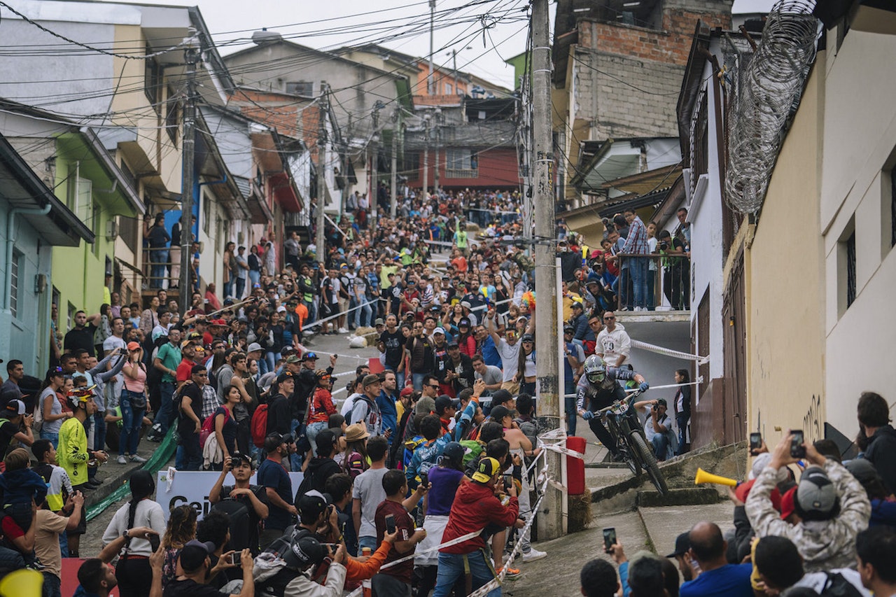 Jared Graves manøvrerte den urbane etappen til andreplass i prologen i Colombia. I dag fortsetter rittet med sju etapper i jungelen. Foto: Enduro World Series