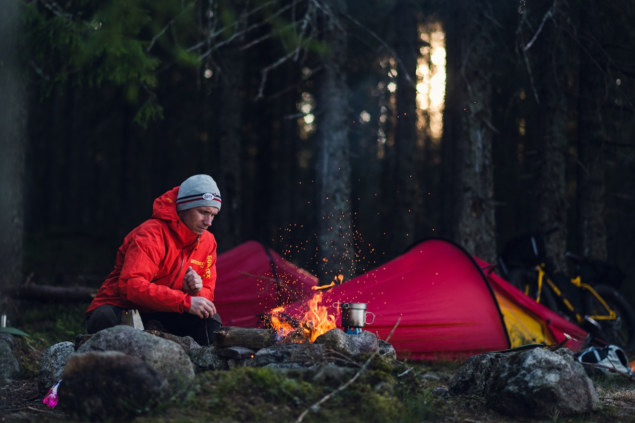 Mikkel Soya Bølstad inviterer til å lage Kollen-stemning i Terrengsykkelrittløypa: sove ute natta før konkurransen og heie på utøverne når de kommer forbi neste dag. Foto: Mikkel Soya Bølstad