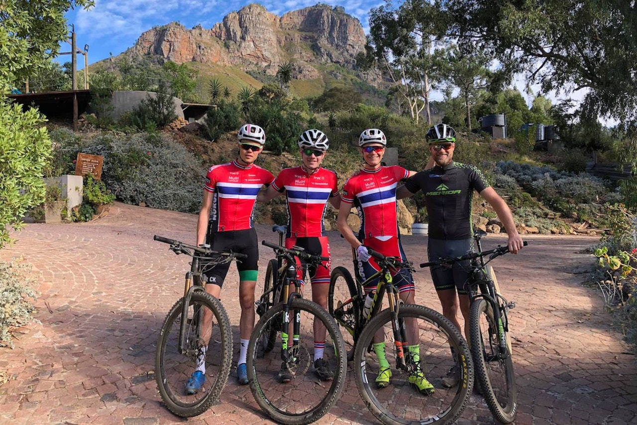 Erik Hægstad (til venstre), Martin Siggerud (midten) og Petter Fagerhaug er tre av de fire rytterne på elitelandslaget 2019. I tillegg er Tobias Johannesen tatt ut til troppen. Her med Kenneth Flesjå under verdenscupåpningen 2018. Foto: NCF Erik Hægstad (til venstre), Martin Siggerud (midten) og Petter Fagerhaug er tre av de fire rytterne på elitelandslaget 2019. I tillegg er Tobias Johannesen tatt ut til troppen. Her med Kenneth Flesjå under verdenscupåpningen 2018. Foto: NCF