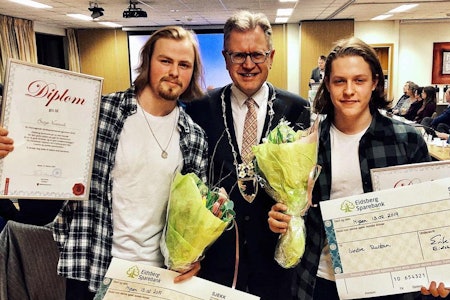 På onsdag fikk Brage Vestavik (til venstre) Eidsberg kommunes hederspris for sterke prestasjoner for femte år på rad, Sindre Rustan fikk den for første gang. Det var ordfører Erik Unaas som delte ut prisen. Foto: Privat