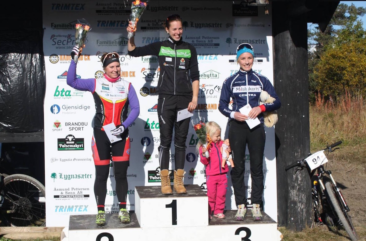 Damepallen i Lygna Opp 2015: Elisabeth Sveum, Emily Benham og Jeanette Persson. Foto: Arrangøren Damepallen i Lygna Opp 2015: Elisabeth Sveum, Emily Benham og Jeanette Persson. Foto: Arrangøren