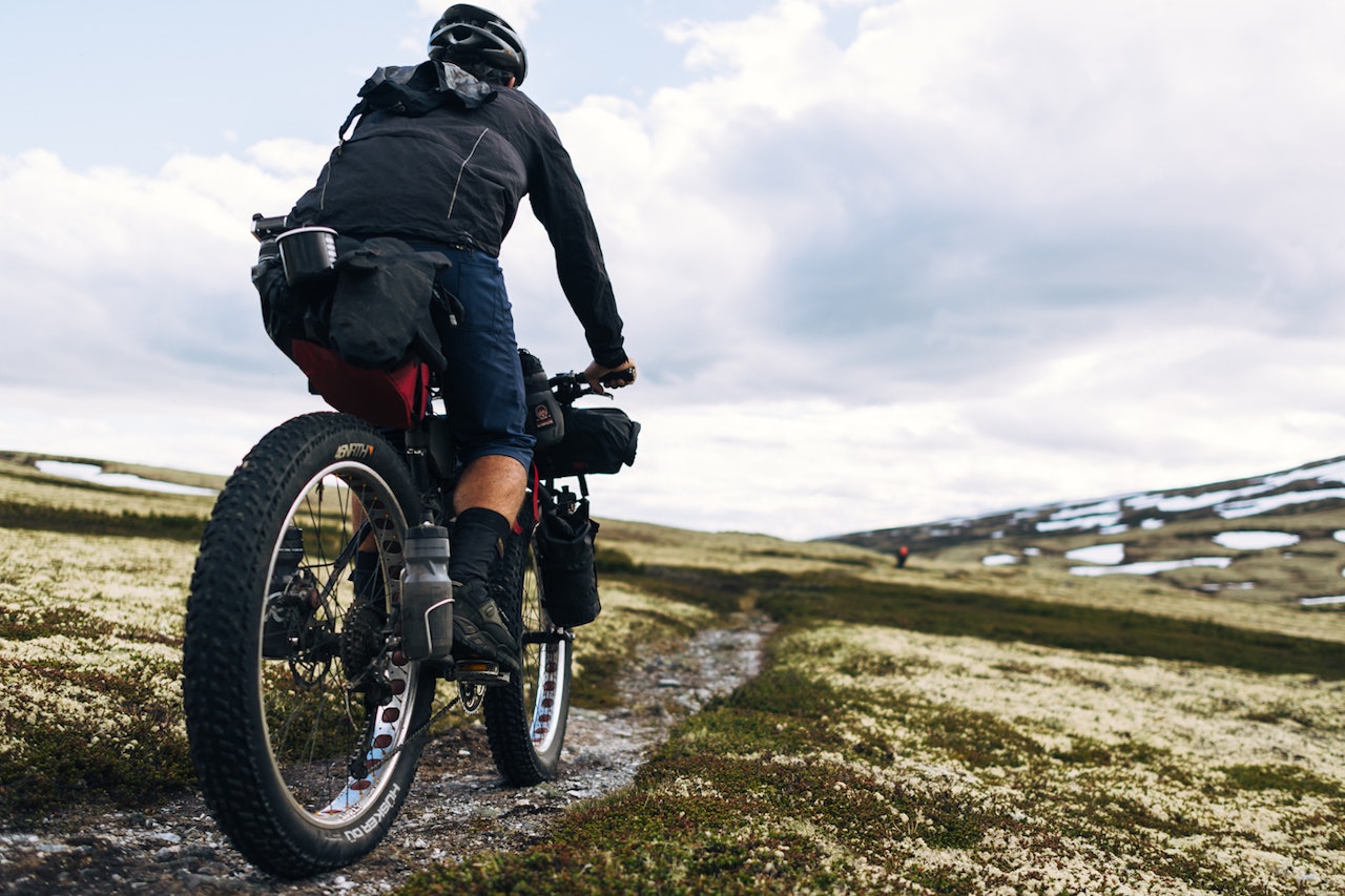 Bikepacking er noe av det heteste som skjer om dagen. Lær hvordan du kommer i gang. Foto: Mikkel Soya Bølstad Bikepacking er noe av det heteste som skjer om dagen. Lær hvordan du kommer i gang. Foto: Mikkel Soya Bølstad