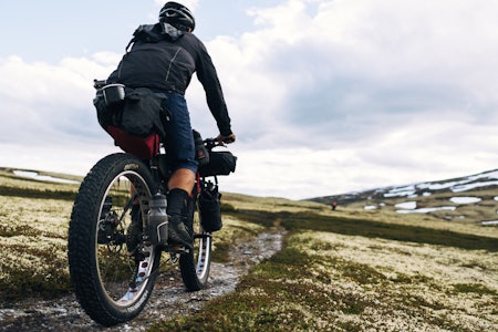 Bikepacking er noe av det heteste som skjer om dagen. Lær hvordan du kommer i gang. Foto: Mikkel Soya Bølstad Bikepacking er noe av det heteste som skjer om dagen. Lær hvordan du kommer i gang. Foto: Mikkel Soya Bølstad