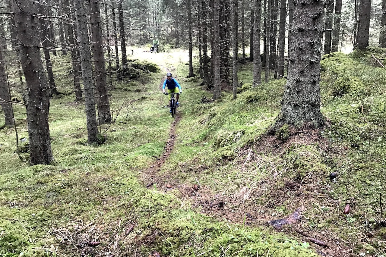 Vått, rått og herlig var stikkord for sesongens første guidede tur i regi av NOTS Lillehammer og Omegn. Foto: Asgeir Linberg
