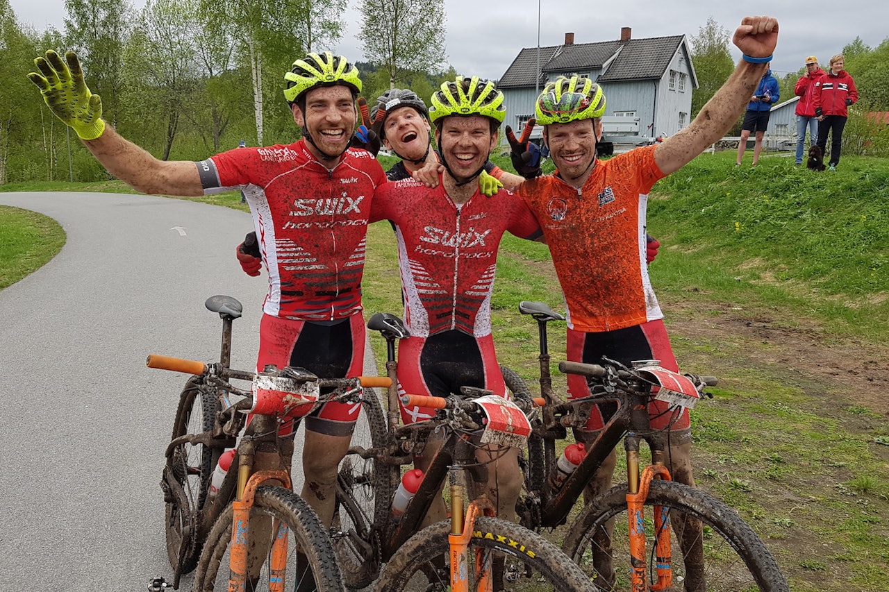 Swix Hard Rocx tapetserte pallen også i andre runde av Norgescupen med seier til Fredrik Haraldseth (midten), Vidar Mehl på andreplass (til venstre) og Ole Hem på tredjeplass i Montebellorittet. Lars Granberg (bak) ble nummer fire. Foto: Espen Olsen Swix Hard Rocx tapetserte pallen også i andre runde av Norgescupen med seier til Fredrik Haraldseth (midten), Vidar Mehl på andreplass (til venstre) og Ole Hem på tredjeplass i Montebellorittet. Lars Granberg (bak) ble nummer fire. Foto: Espen Olsen