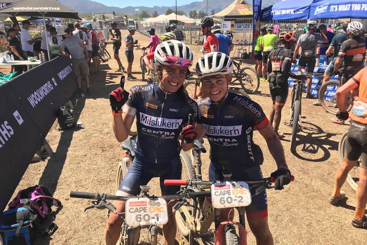 Sunniva Dring og Kristin Aamodt falt fra tiende til ellevte plass sammenlagt etter andre etappe i Cape Epic, men smiler fortsatt like bredt. Foto: Privat